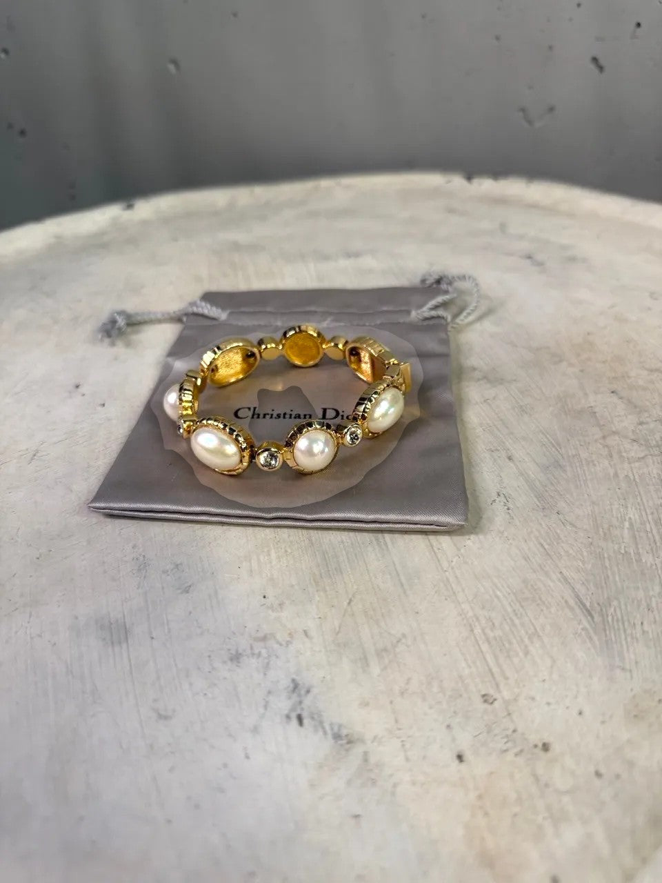 BERLIN VINTAGE CORNER gold-tone bracelet with faux pearls and crystals, oval-shaped elements, classic glamour.