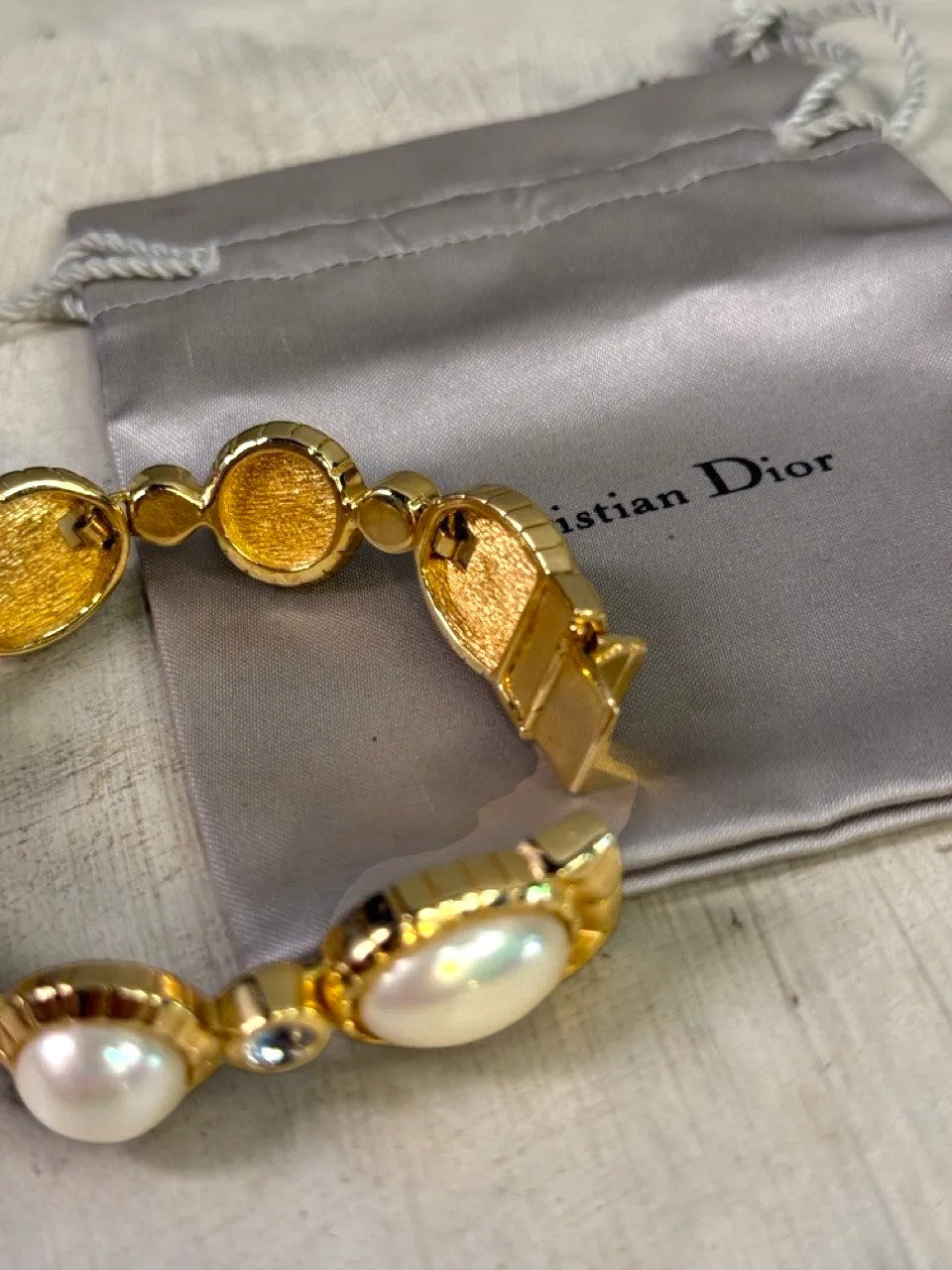 BERLIN VINTAGE CORNER gold-tone bracelet with faux pearls and crystals. Features oval elements with polished gold frames.