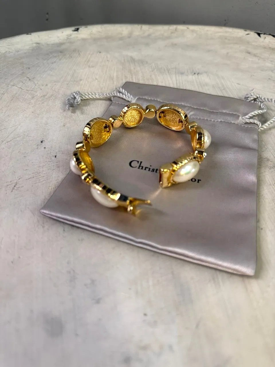 BERLIN VINTAGE CORNER gold-tone bracelet with faux pearls and crystals. Oval elements with polished gold frames.