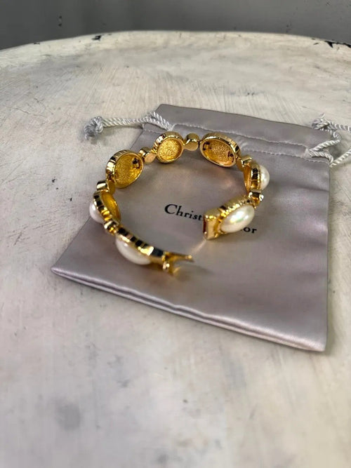 BERLIN VINTAGE CORNER gold-tone bracelet with faux pearls and crystals. Oval elements with polished gold frames.