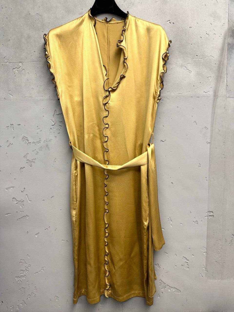 BERLIN VINTAGE CORNER gold satin midi dress with V-neck, ruffle trim, and matching belt. Sleeveless design.