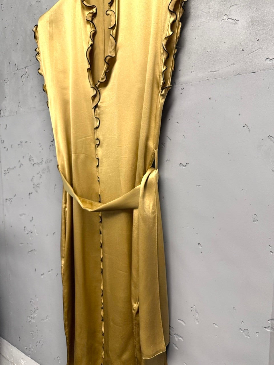 BERLIN VINTAGE CORNER gold satin midi dress with V-neck, ruffle trim, and fabric belt.
