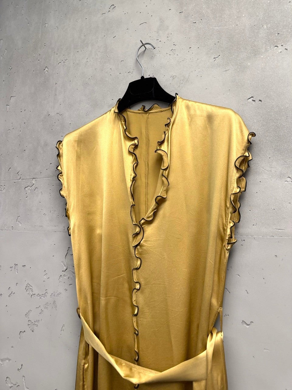 BERLIN VINTAGE CORNER gold satin midi dress with V-neck, ruffled trim, and fabric belt.