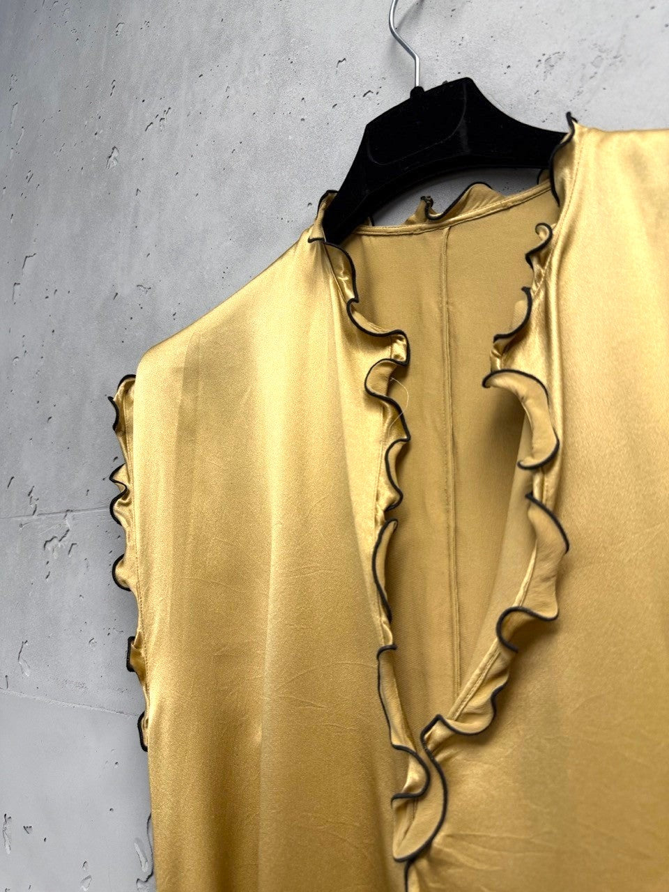 BERLIN VINTAGE CORNER gold satin midi dress with ruffled V-neckline and sleeveless design.