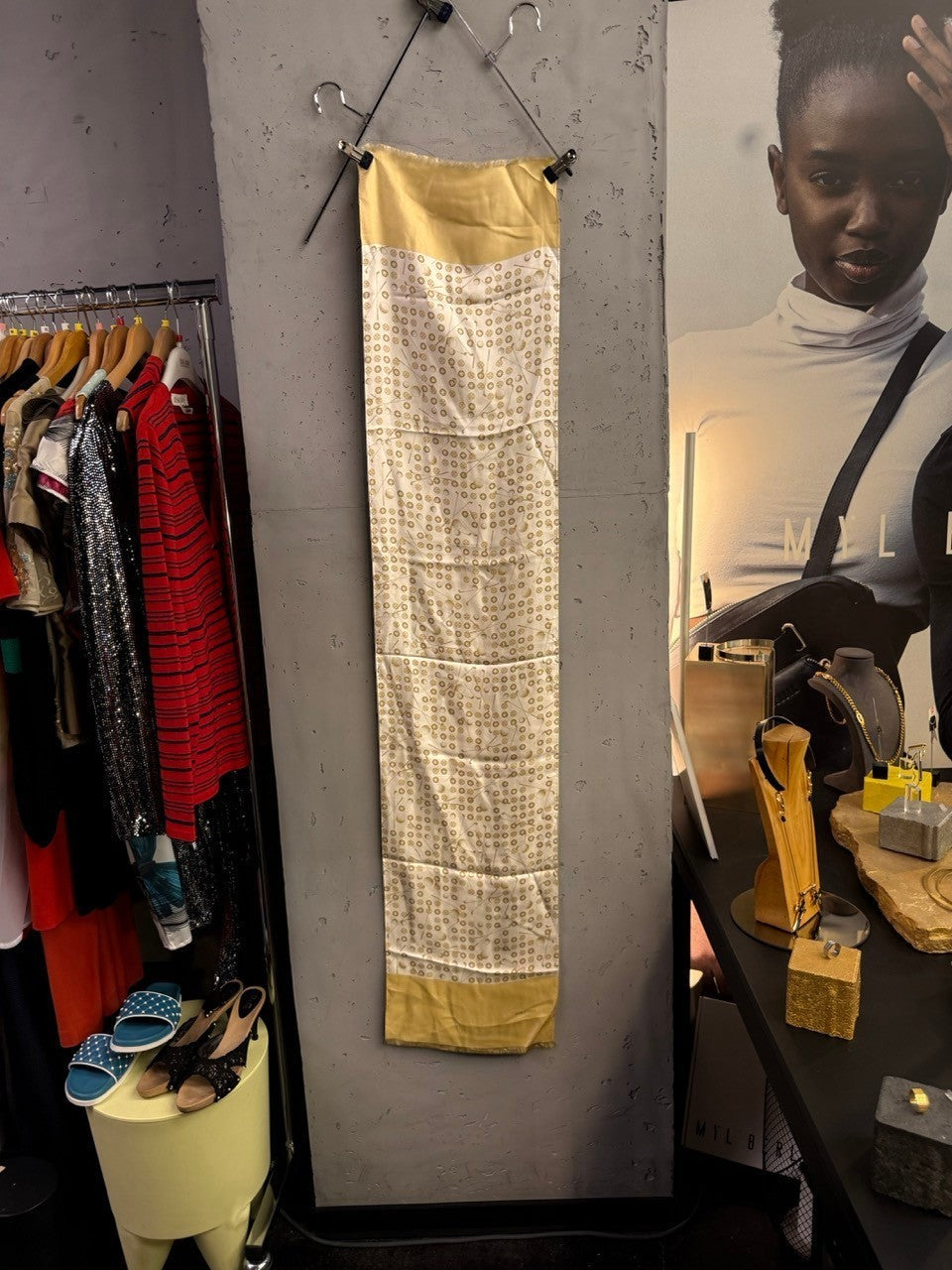 BERLIN VINTAGE CORNER GOLFINO rectangular silk scarf in cream and gold with golf-themed motifs and frayed edges.