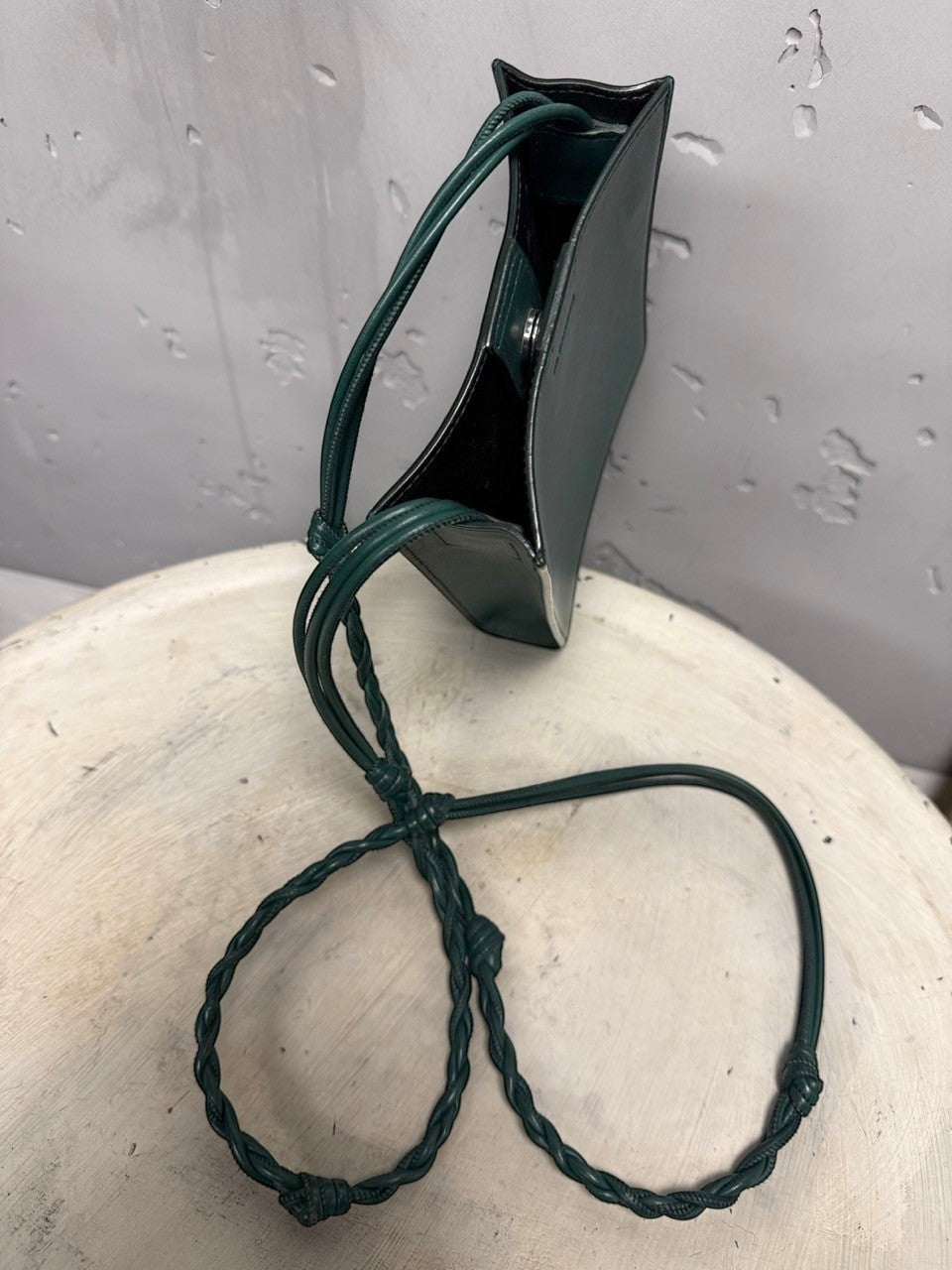 BERLIN VINTAGE CORNER forest green leather shoulder bag with braided strap and adjustable knots.
