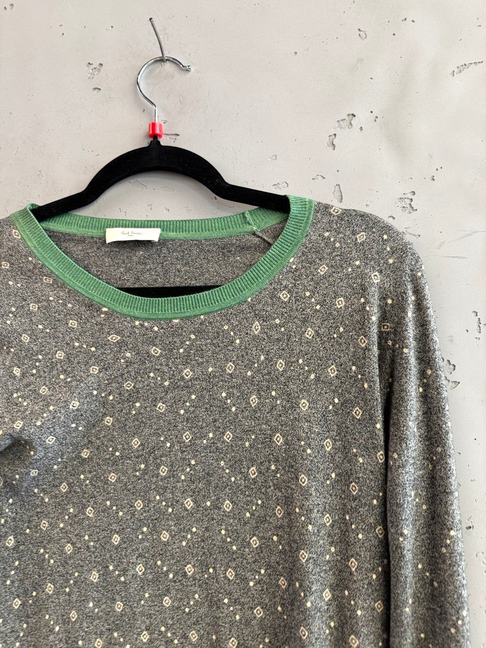 BERLIN VINTAGE CORNER grey knit dress with all-over diamond pattern and light green crew neck trim.