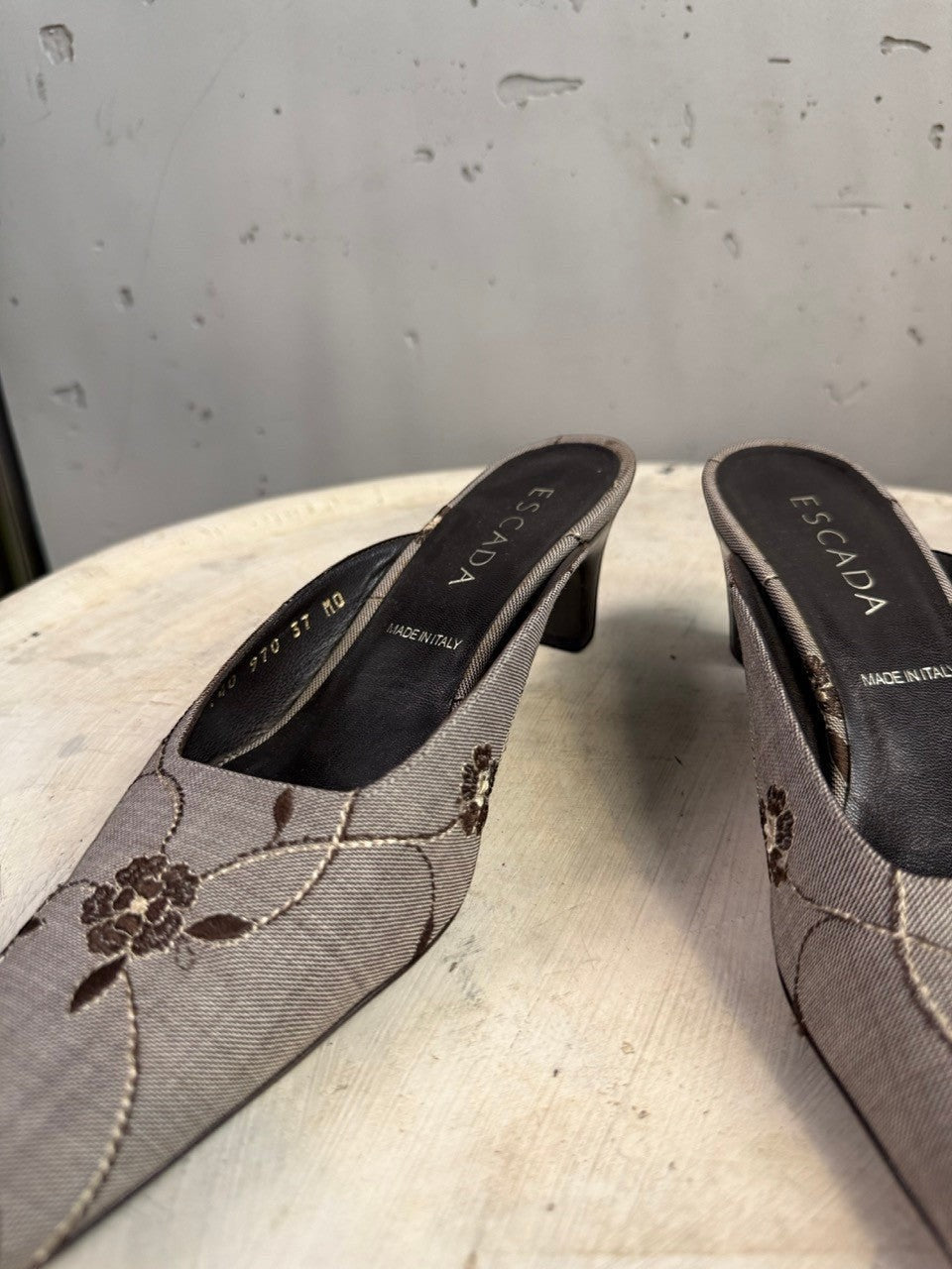 BERLIN VINTAGE CORNER grey fabric mules with brown floral embroidery and pointed toe.