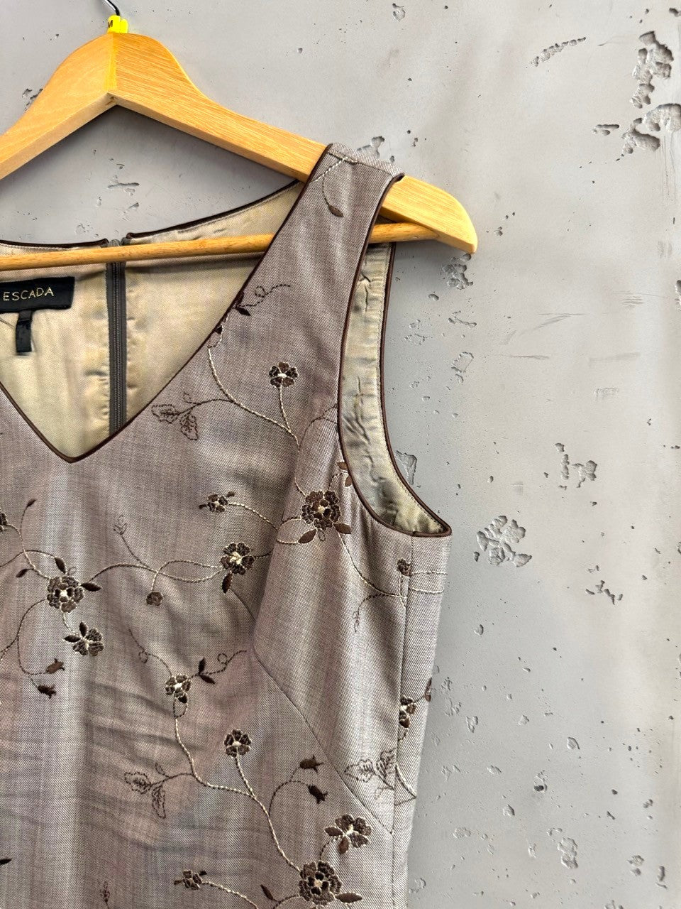 BERLIN VINTAGE CORNER grey sleeveless sheath dress with brown floral embroidery, V-neckline, and tailored silhouette.