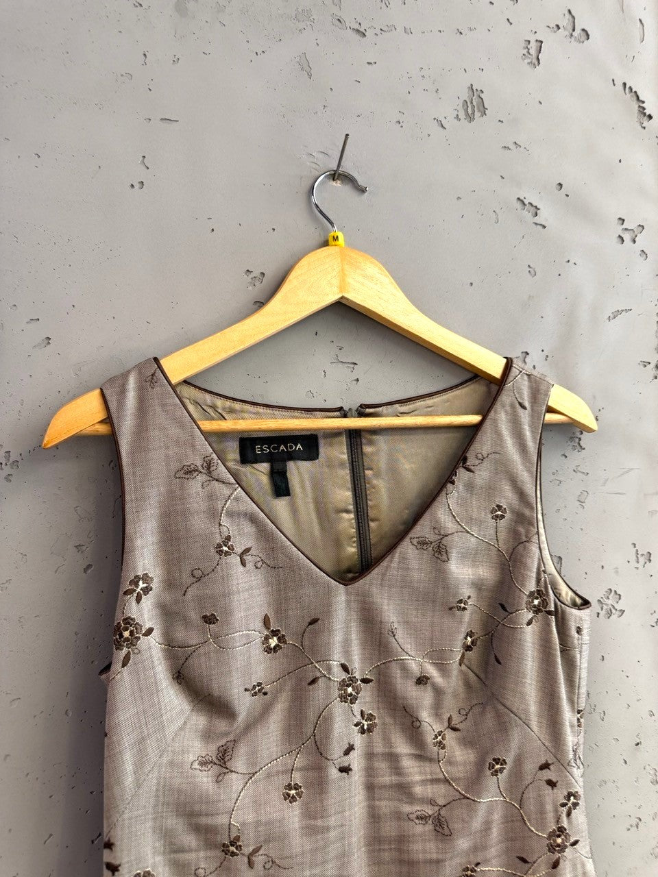 BERLIN VINTAGE CORNER grey sleeveless sheath dress with brown floral embroidery and V-neckline.