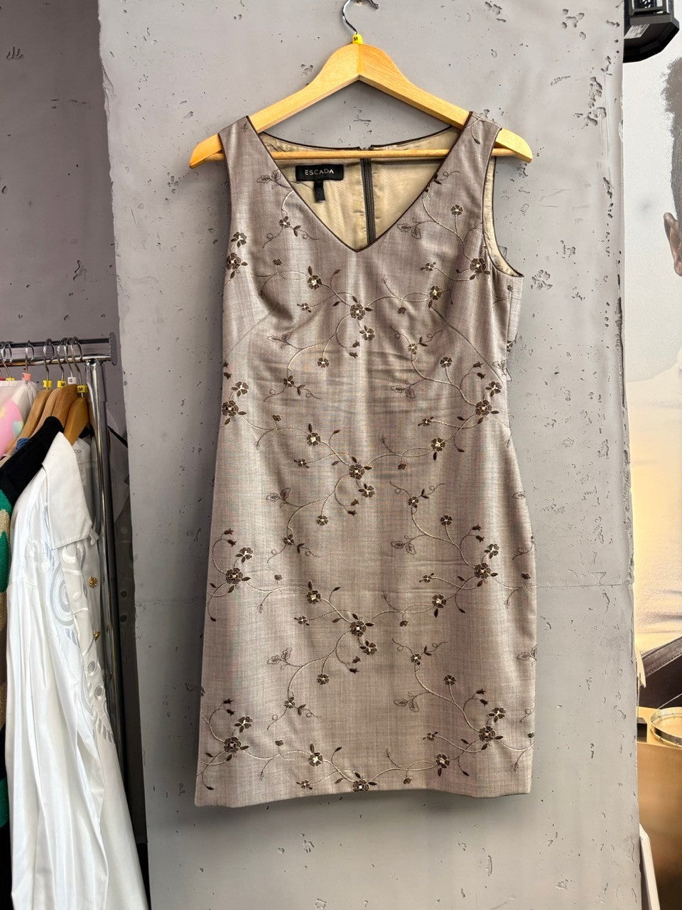 BERLIN VINTAGE CORNER grey sleeveless sheath dress with V-neck and brown floral embroidery. Fully lined with back zipper.