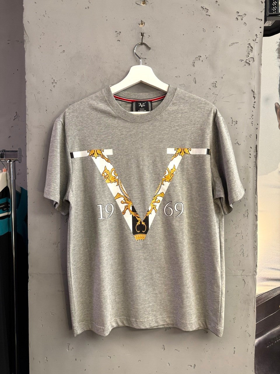 BERLIN VINTAGE CORNER heather grey cotton t-shirt featuring a gold baroque V graphic print and 1969 branding.