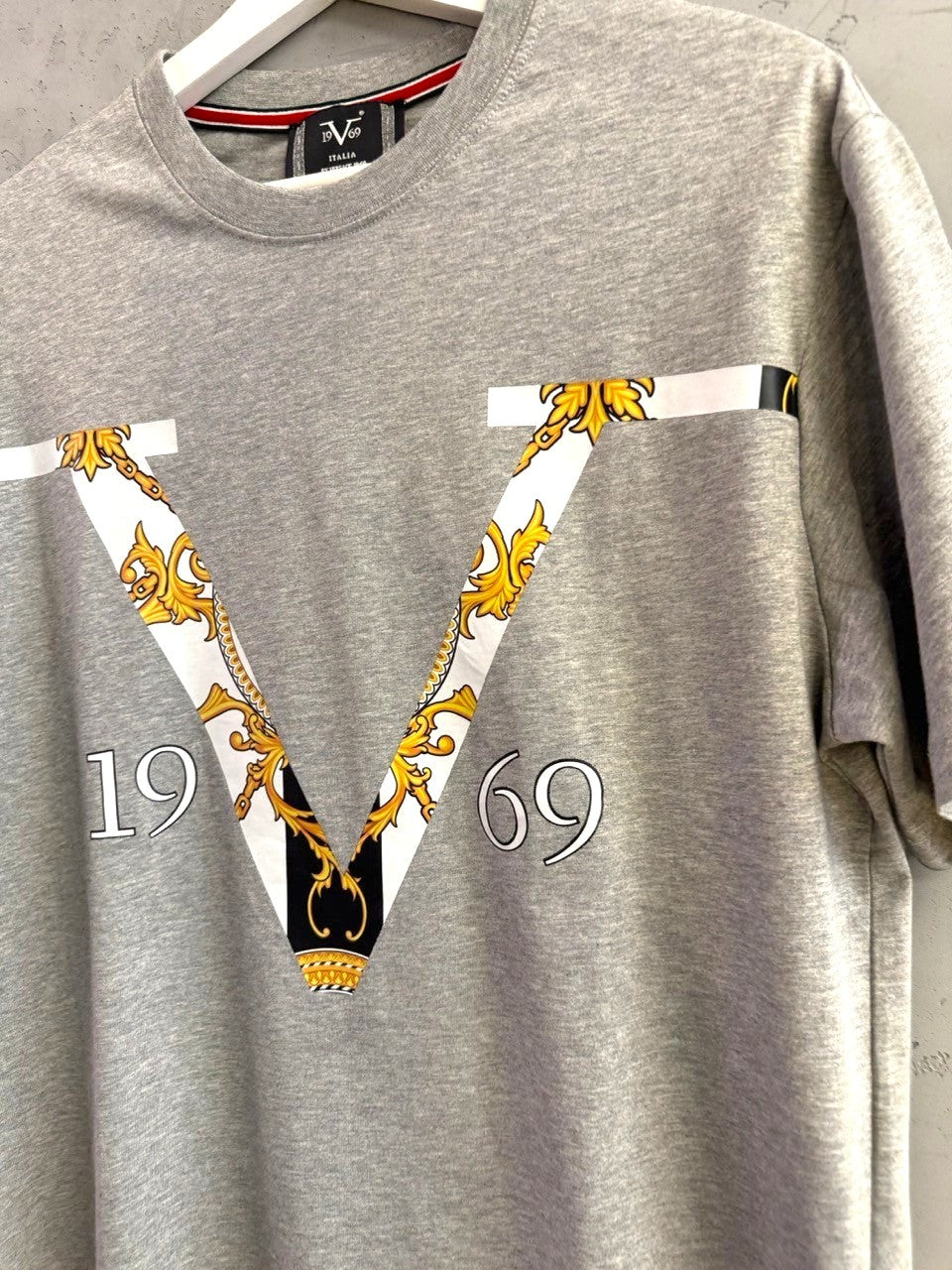 BERLIN VINTAGE CORNER grey cotton crewneck t-shirt featuring a gold baroque V graphic print and 1969 branding.