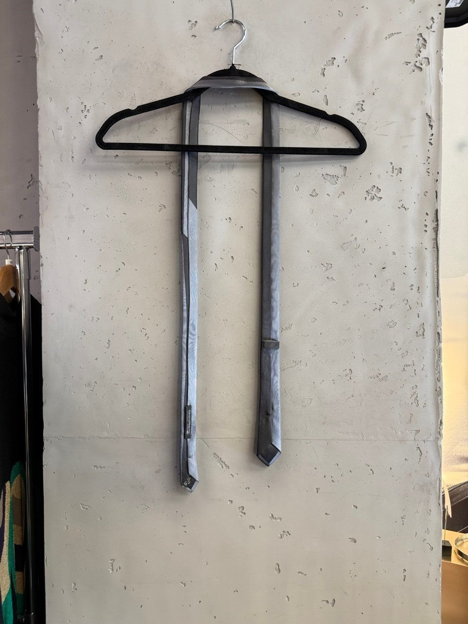 BERLIN VINTAGE CORNER grey skinny tie with subtle sheen and pointed tip, perfect for formal wear.