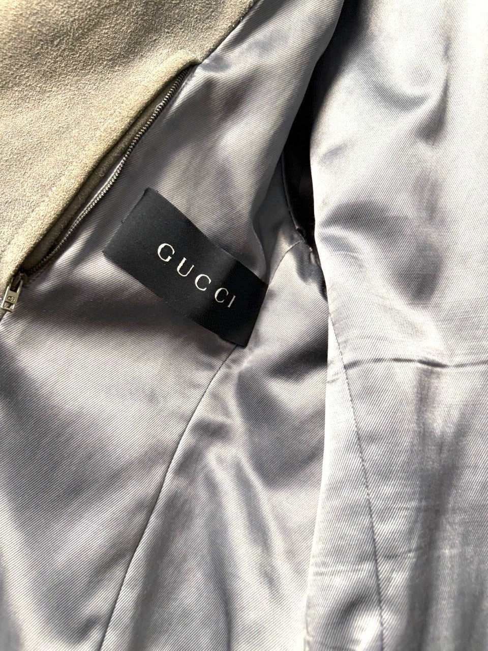 BERLIN VINTAGE CORNER light grey suede moto jacket with zip closure and Gucci label.