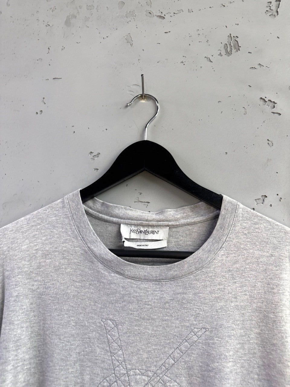 BERLIN VINTAGE CORNER grey cotton blend t-shirt with embossed YSL monogram on chest. Crew neck, short sleeves. Made in Italy.