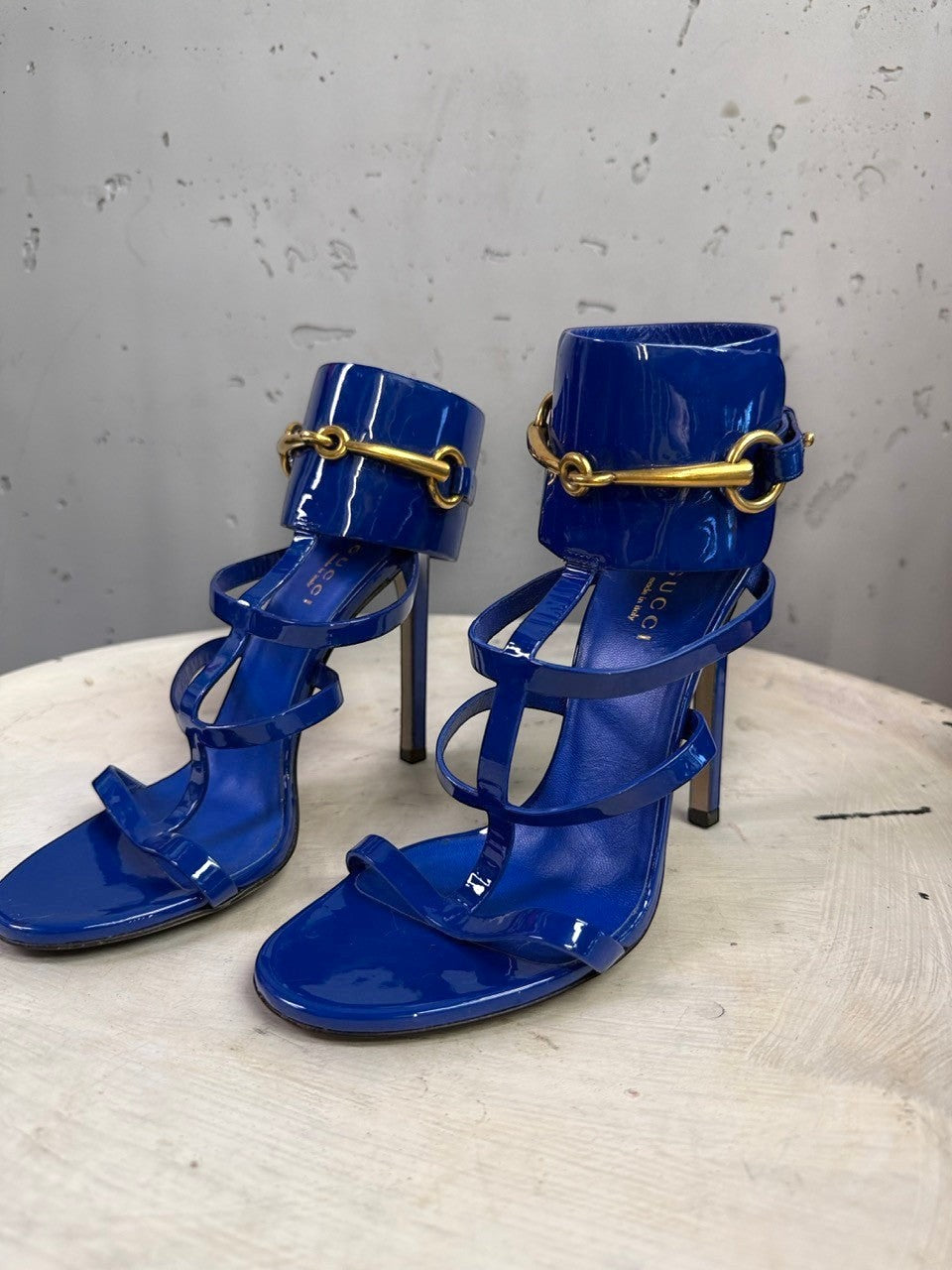 BERLIN VINTAGE CORNER Gucci blue patent leather high-heel sandals with gold horsebit hardware and ankle cuff