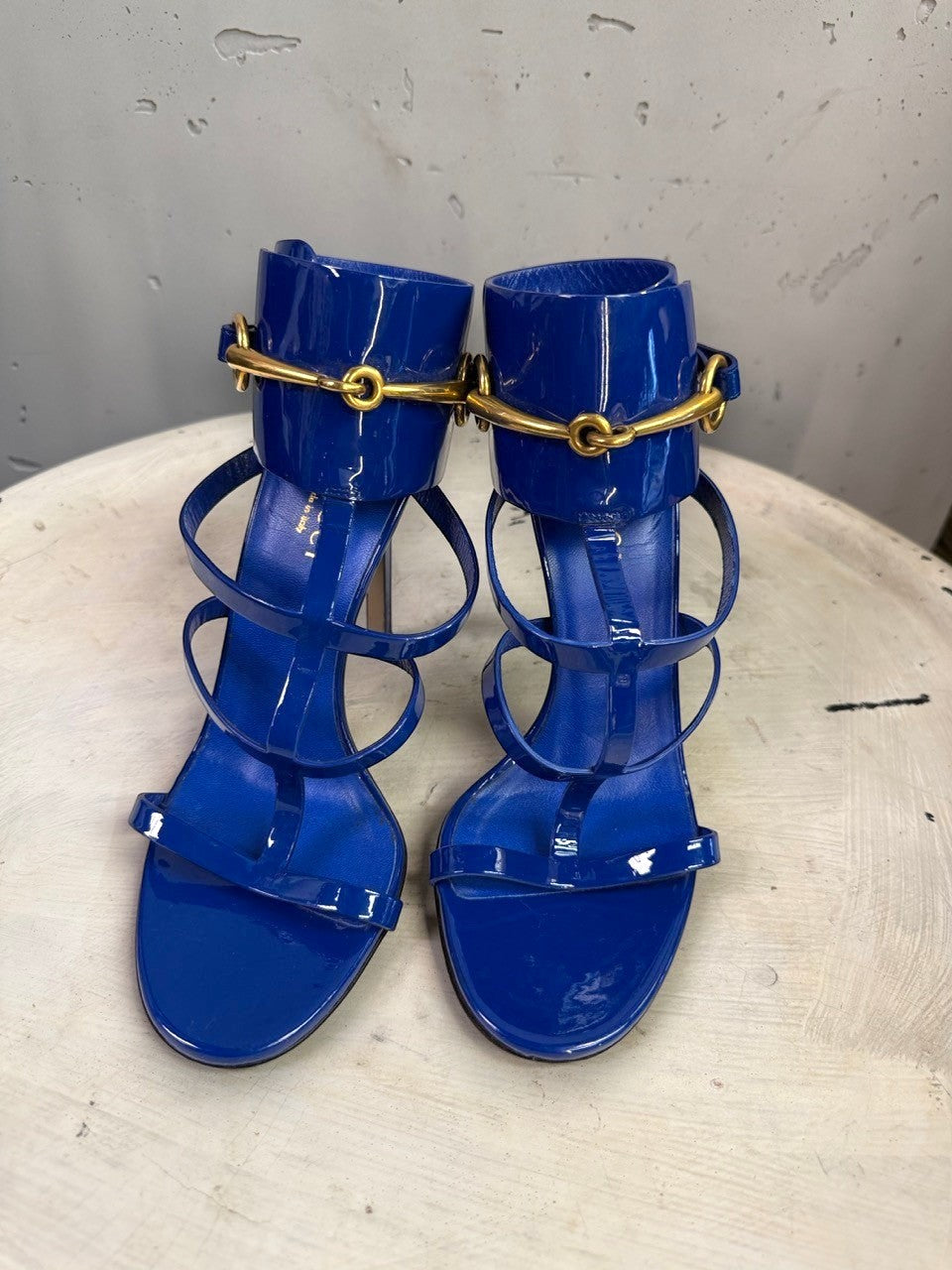 BERLIN VINTAGE CORNER blue patent leather Gucci high-heel sandals with gold-toned horsebit hardware and ankle cuffs.
