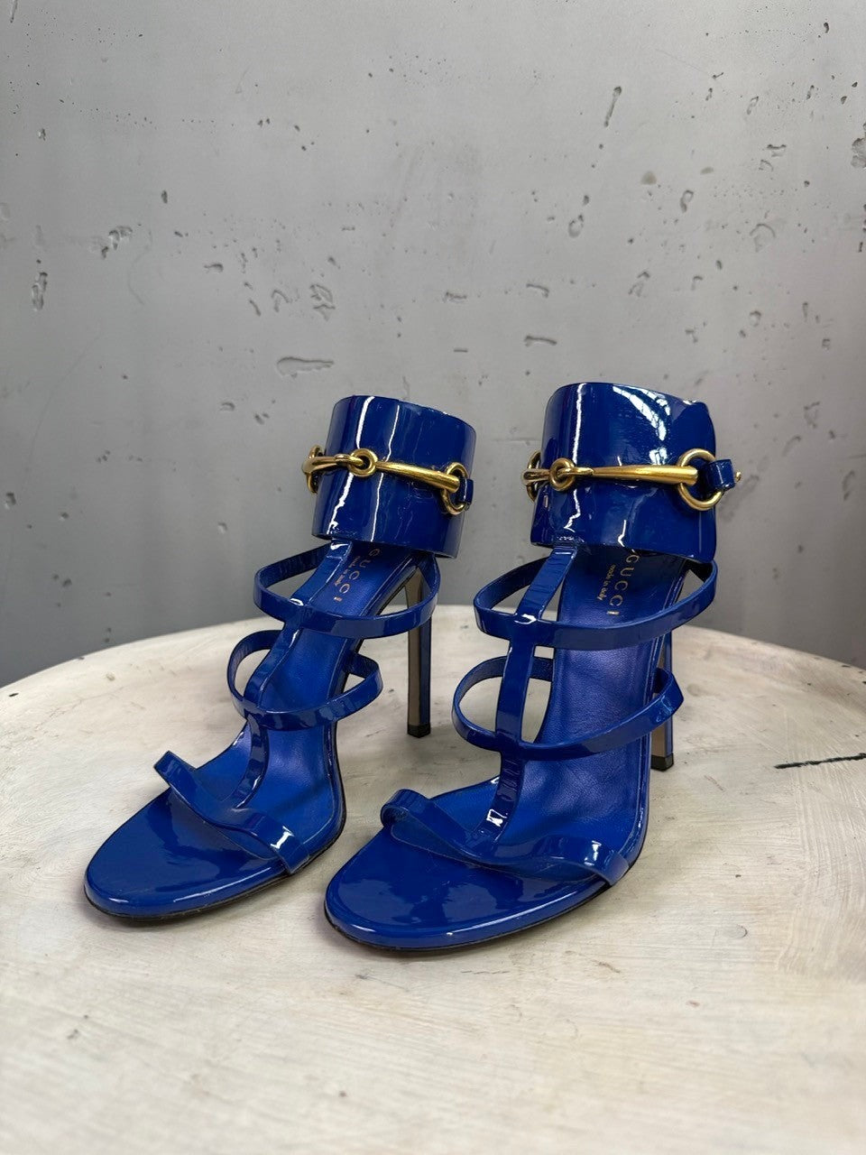 BERLIN VINTAGE CORNER Gucci blue patent leather high-heel sandals with gold horsebit hardware and ankle cuff