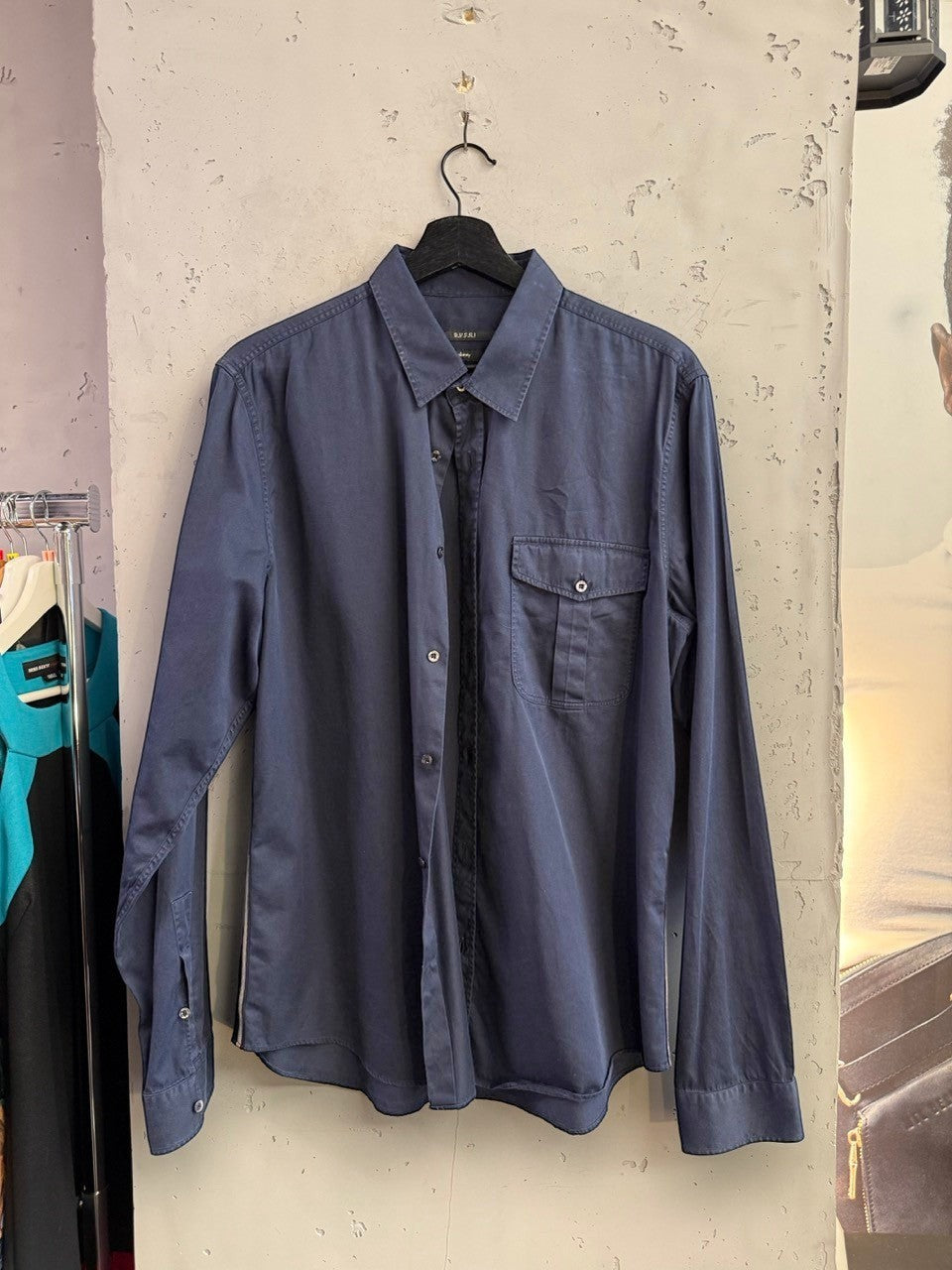 BERLIN VINTAGE CORNER navy blue Gucci long sleeve button-down shirt with a point collar and chest pocket.