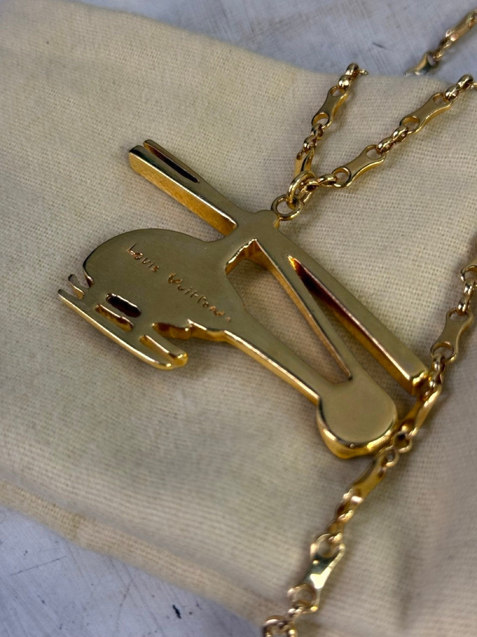 BERLIN VINTAGE CORNER gold-tone helicopter pendant necklace with delicate chain and embossed charm.