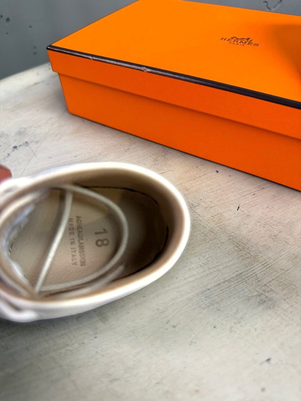 BERLIN VINTAGE CORNER Hermès infant lambskin lace-up shoes in white with size 18 interior detail and orange box