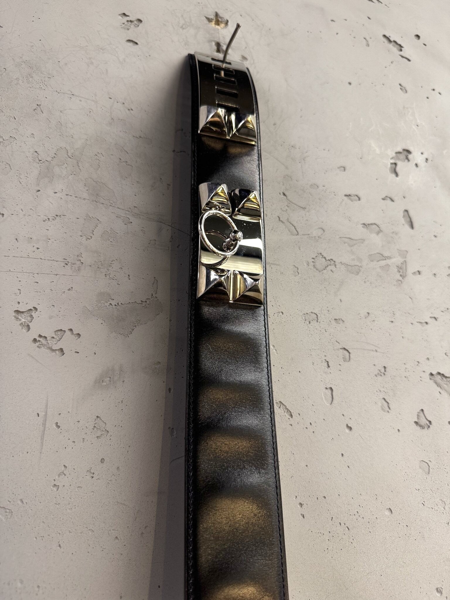 BERLIN VINTAGE CORNER black leather Hermes waist belt with polished silver-tone pyramid studs and ring hardware detail.