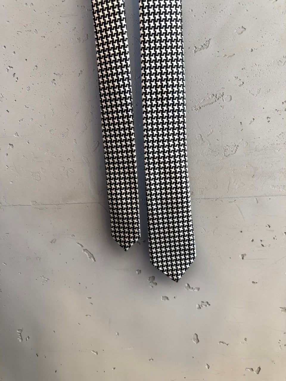 BERLIN VINTAGE CORNER black and white houndstooth pattern necktie with textured weave and solid black panel.