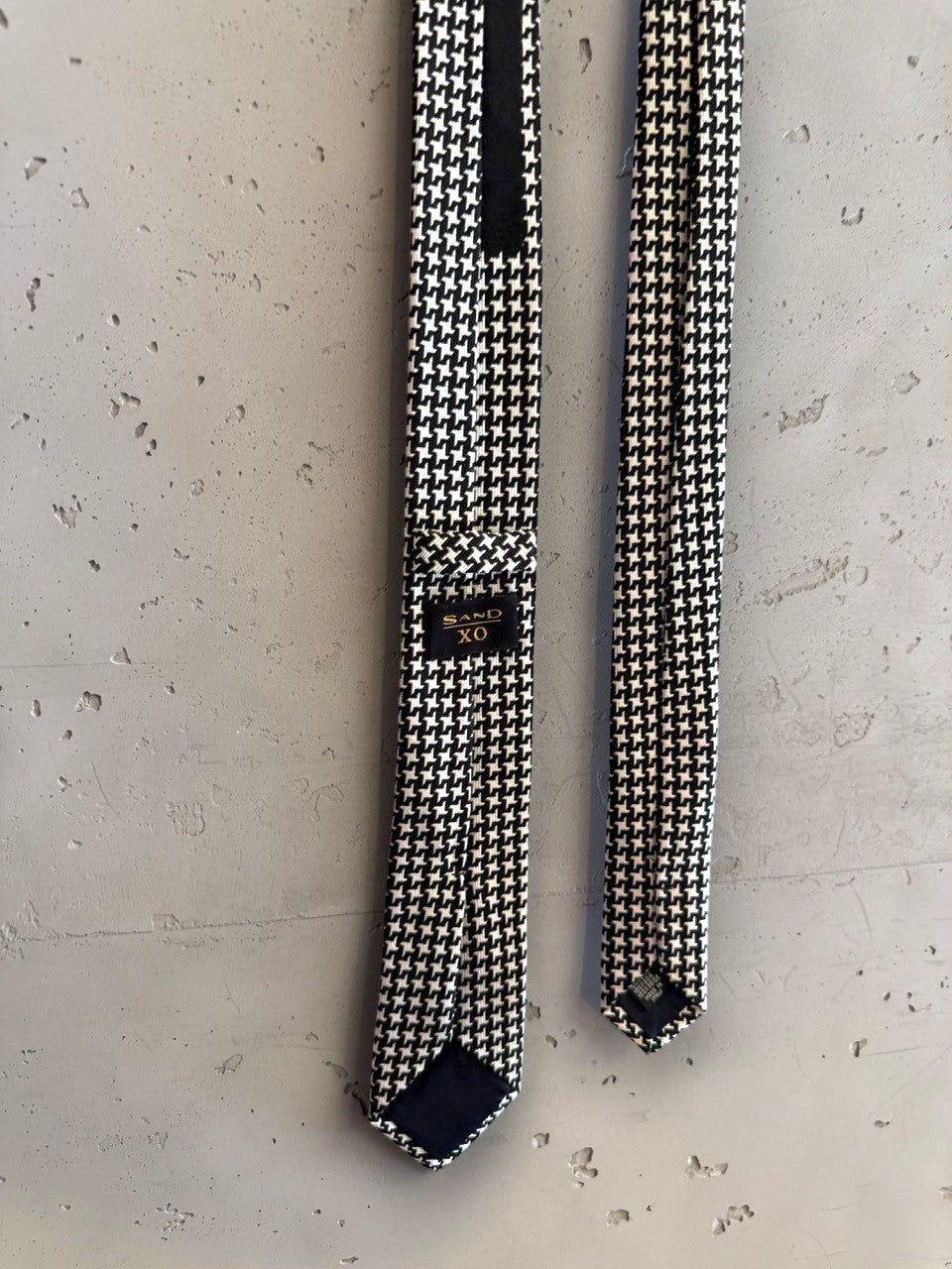 BERLIN VINTAGE CORNER black and white houndstooth pattern necktie with a textured weave and solid black panel.
