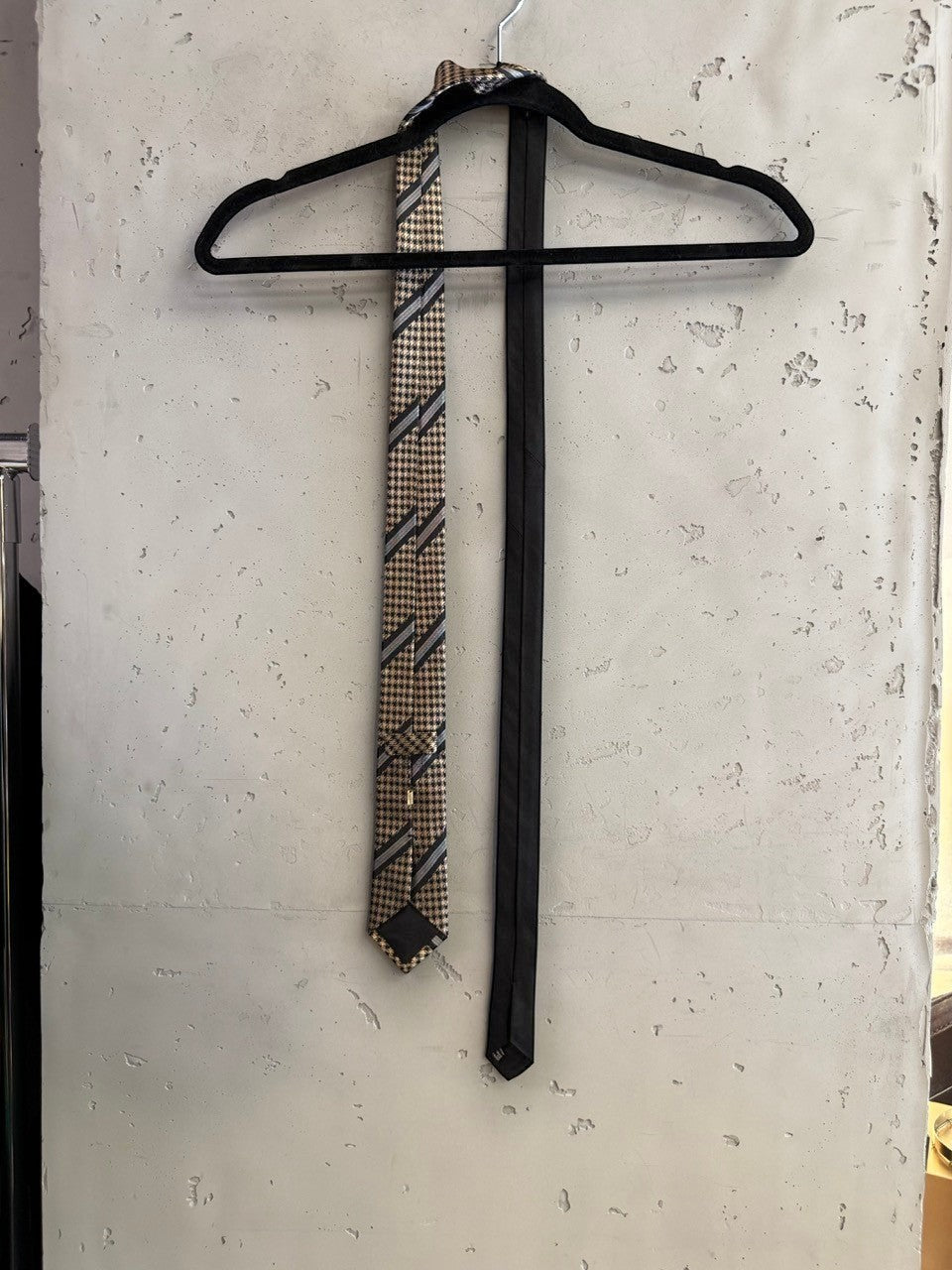 BERLIN VINTAGE CORNER tan, black, grey, and blue houndstooth necktie with diagonal stripes.