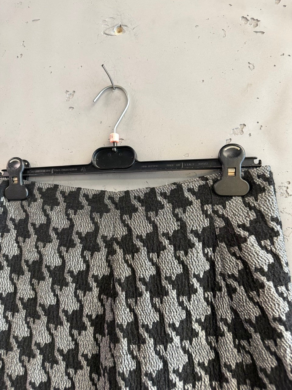 BERLIN VINTAGE CORNER black and grey houndstooth pleated mini skirt with textured fabric and zipper closure.