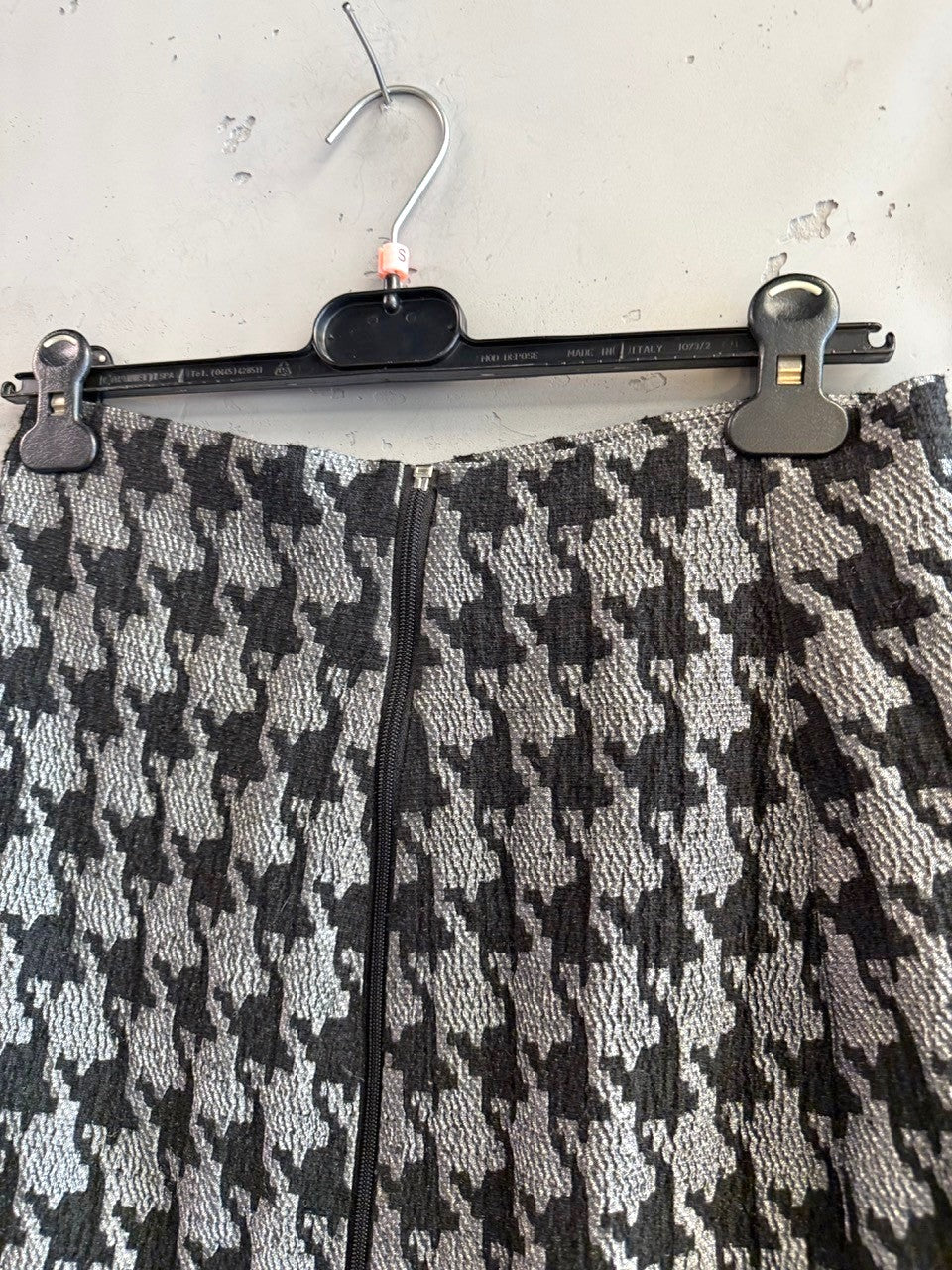 BERLIN VINTAGE CORNER black and grey houndstooth pleated mini skirt with zipper closure.