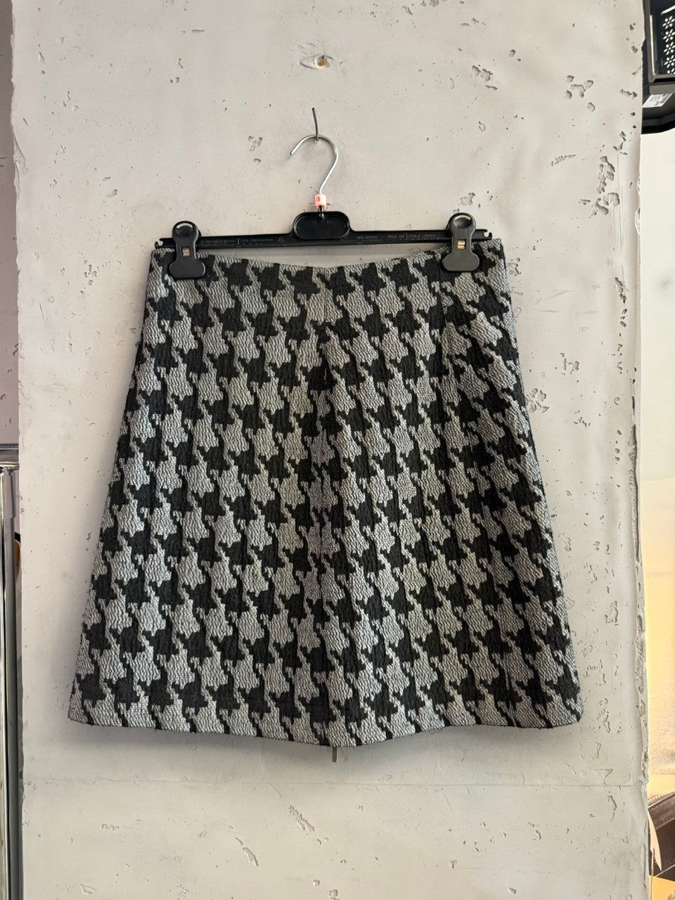 BERLIN VINTAGE CORNER black and grey houndstooth pleated mini skirt with textured fabric and zipper closure.