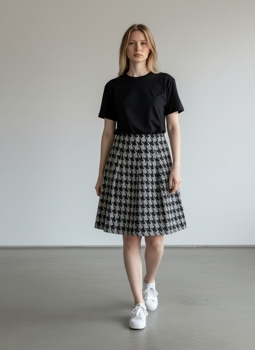 BERLIN VINTAGE CORNER black and grey houndstooth pleated mini skirt with zipper closure.