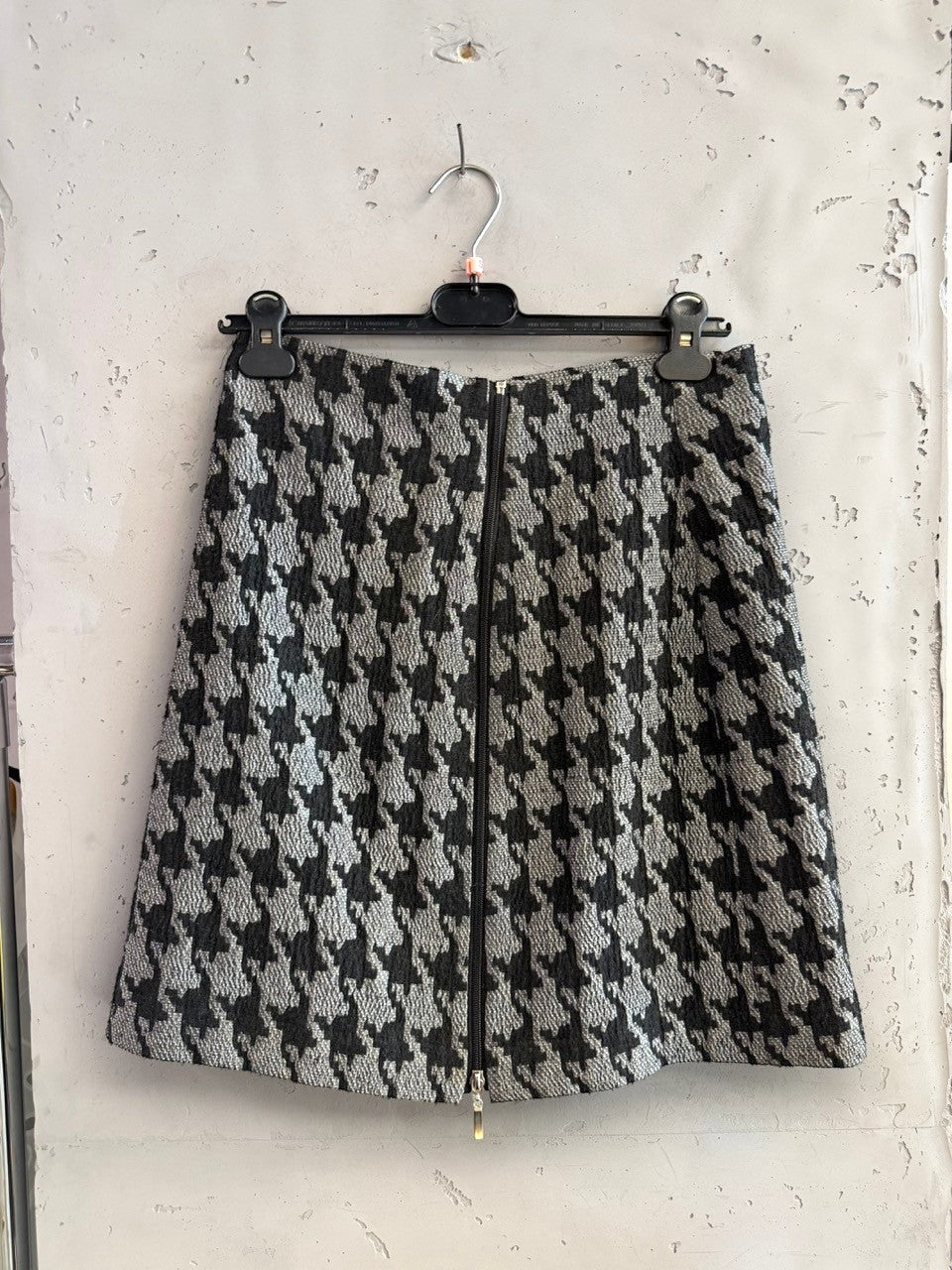 BERLIN VINTAGE CORNER black and grey houndstooth pleated mini skirt with front zipper