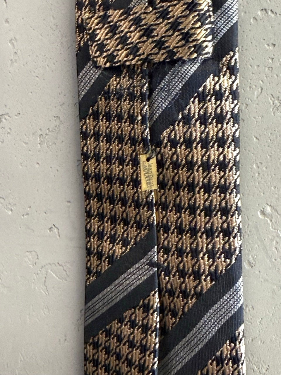 BERLIN VINTAGE CORNER men's tie with tan and black houndstooth pattern and grey/blue diagonal stripes.