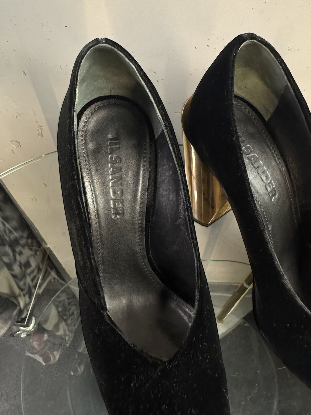 BERLIN VINTAGE CORNER Jil Sander black velvet pumps with a metallic gold block heel and pointed toe design.