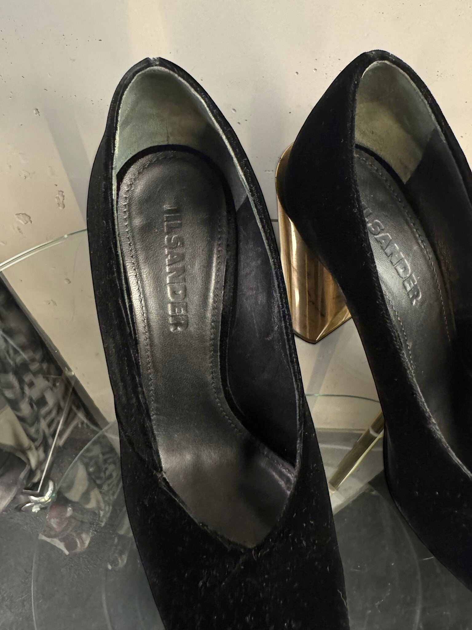 BERLIN VINTAGE CORNER Jil Sander black velvet pumps with a metallic gold block heel and pointed toe design.