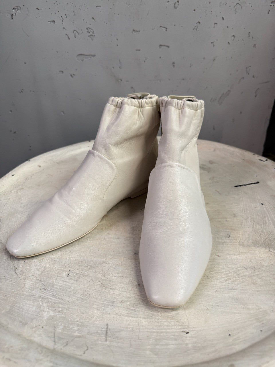 BERLIN VINTAGE CORNER JIL SANDER off-white leather ankle boots with a square toe and gathered elasticized collar.