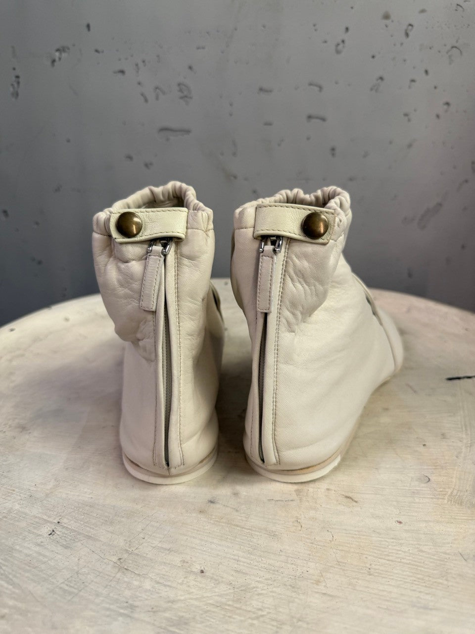 BERLIN VINTAGE CORNER JIL SANDER off-white leather ankle boots with back zip and elasticized collar, rear view.