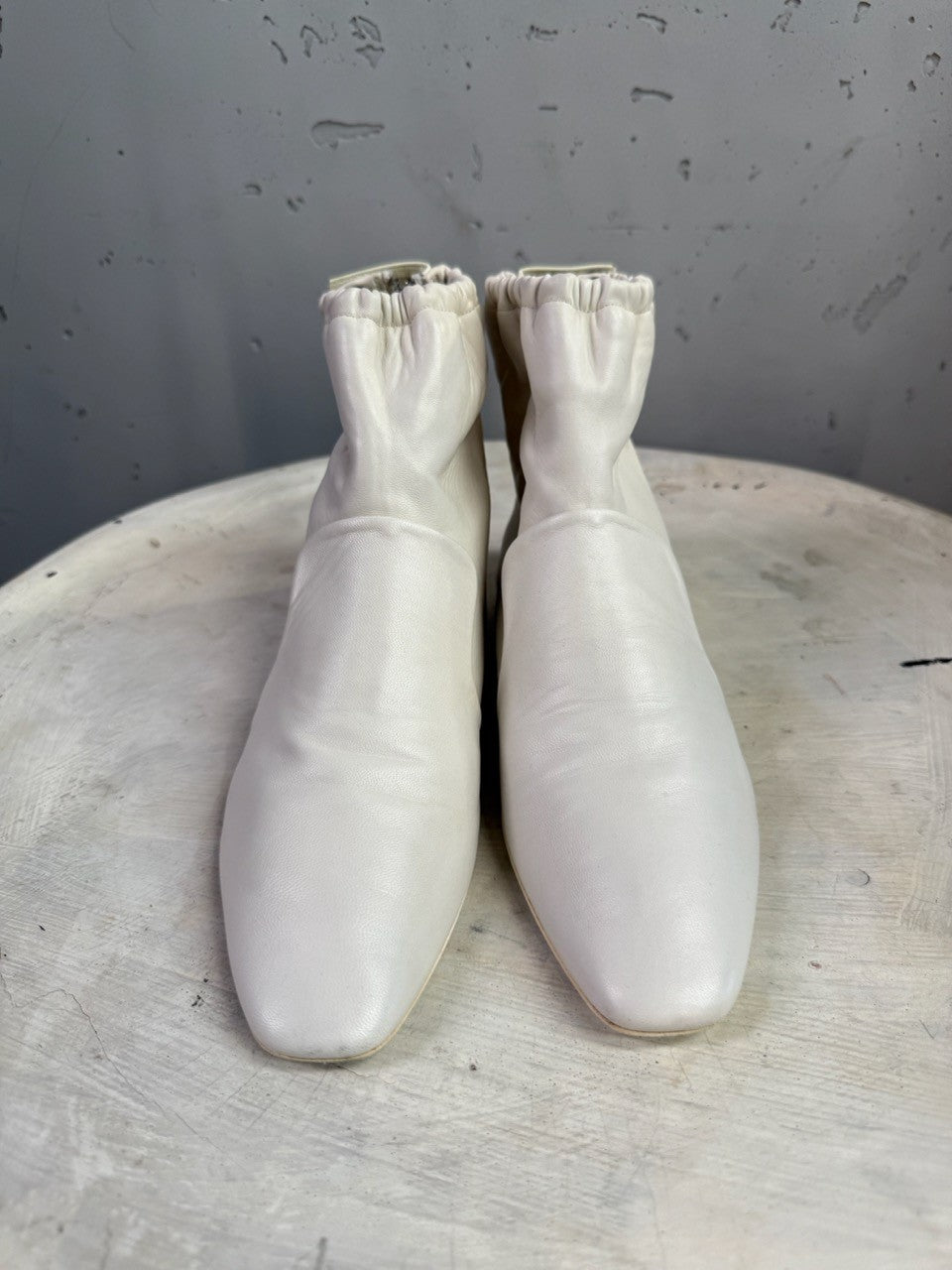 BERLIN VINTAGE CORNER JIL SANDER off-white leather ankle boots with a square toe and gathered elasticized collar.