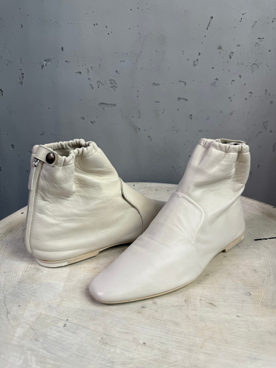BERLIN VINTAGE CORNER JIL SANDER off-white leather ankle boots with square toe and gathered elastic collar