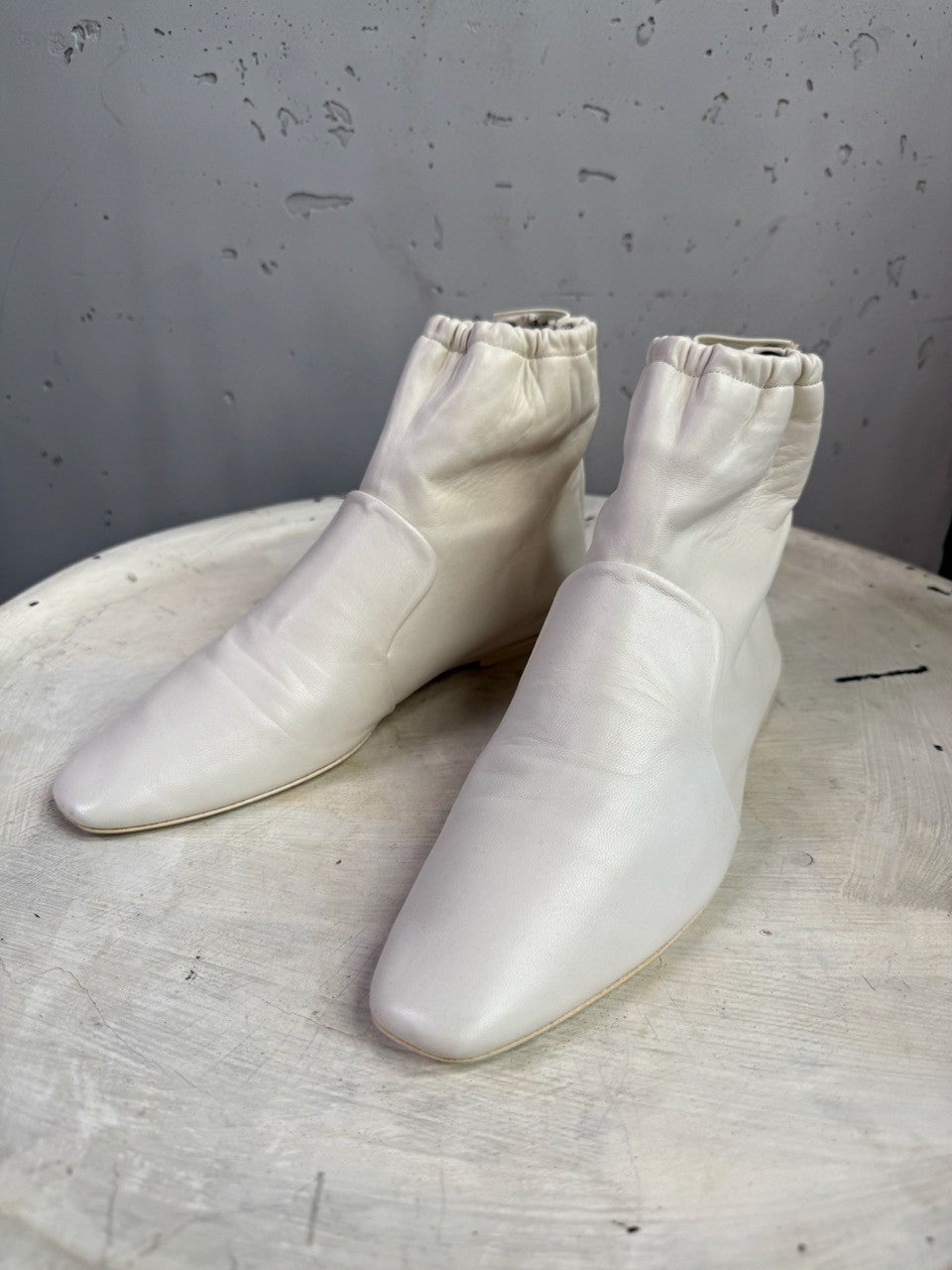 BERLIN VINTAGE CORNER Jil Sander off-white leather ankle boots with a square toe and gathered elasticized collar.