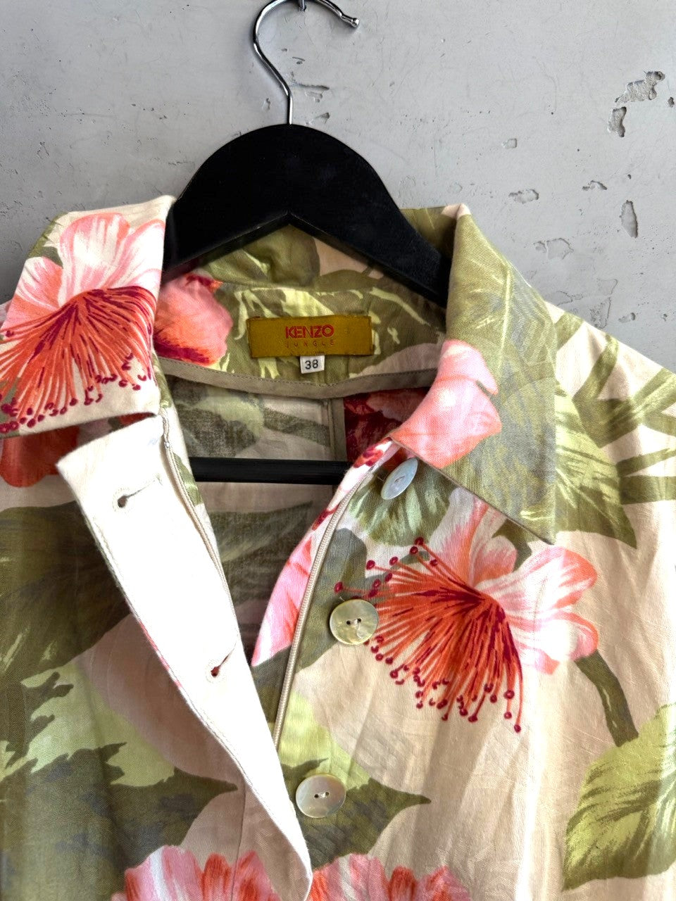 BERLIN VINTAGE CORNER KENZO floral print jacket in pink and olive green with a button-front and structured collar.