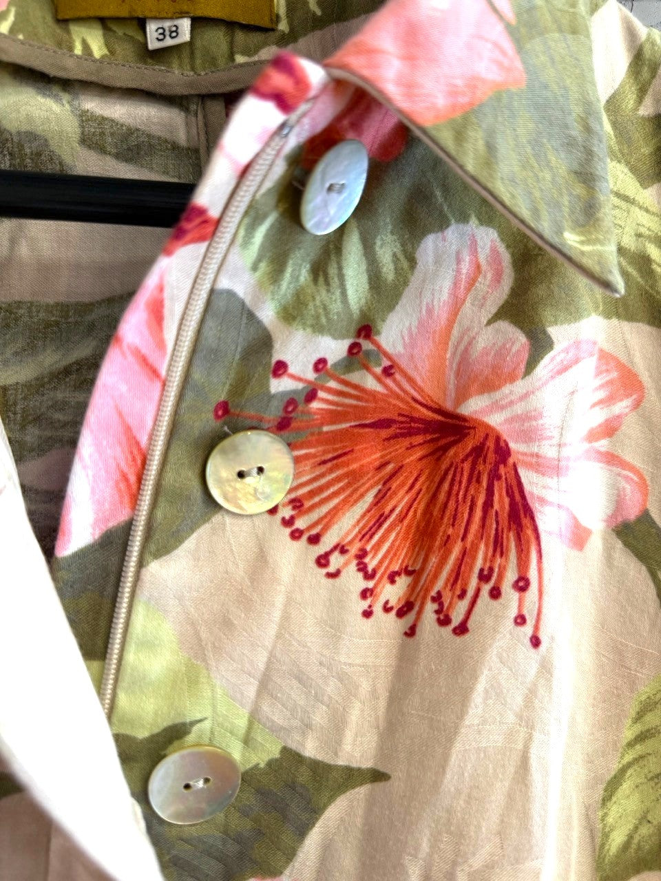 BERLIN VINTAGE CORNER KENZO floral jacket with pink and olive botanical print, classic collar, and mother-of-pearl buttons.