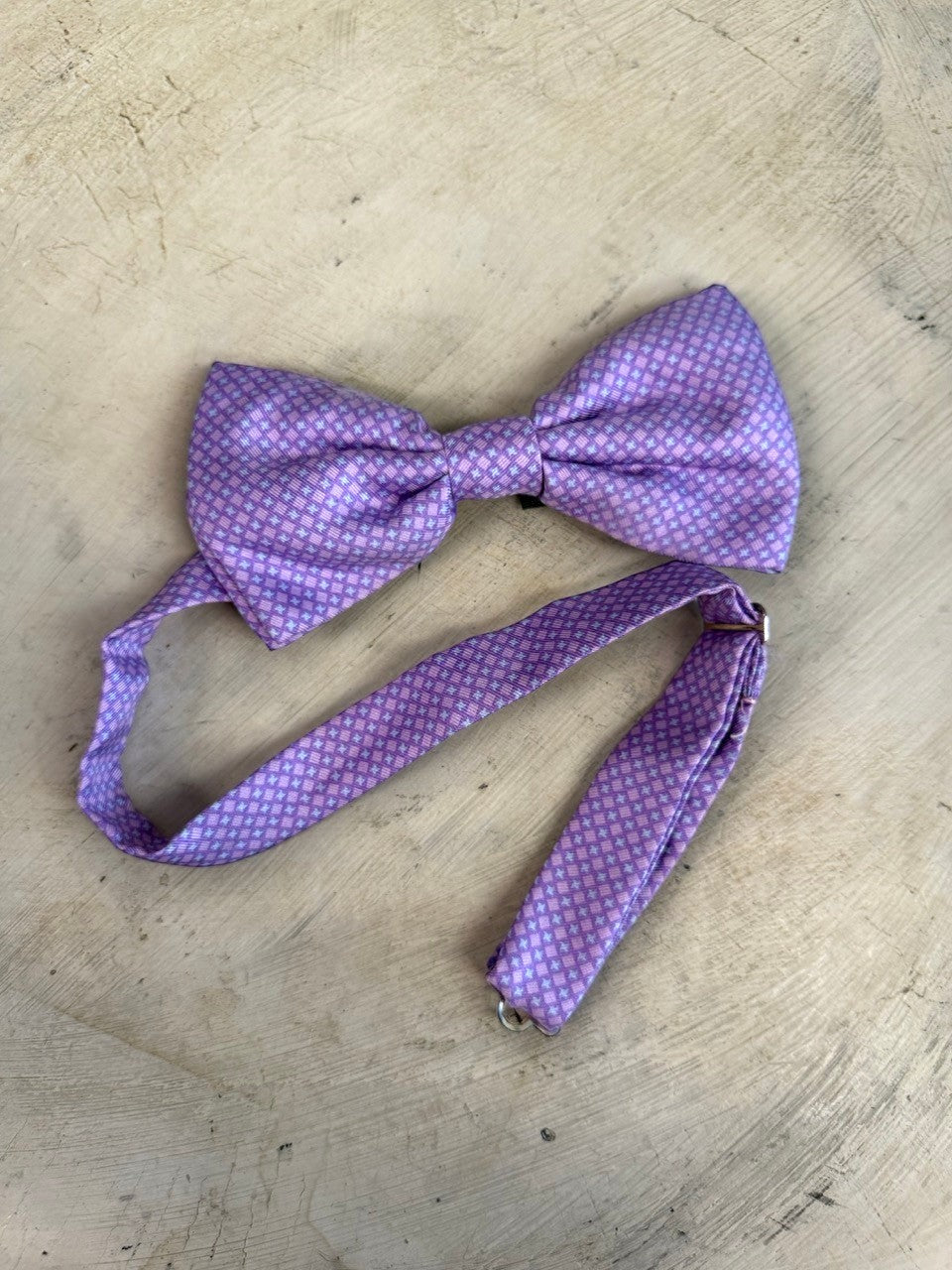 BERLIN VINTAGE CORNER lavender silk bow tie with purple geometric pattern, adjustable strap.