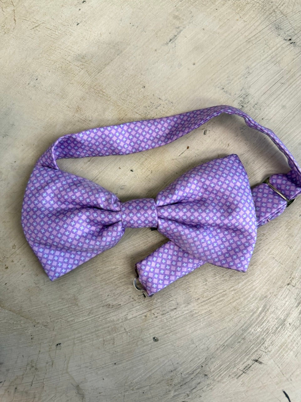 BERLIN VINTAGE CORNER lavender silk bow tie with a subtle purple geometric pattern. Adjustable strap.