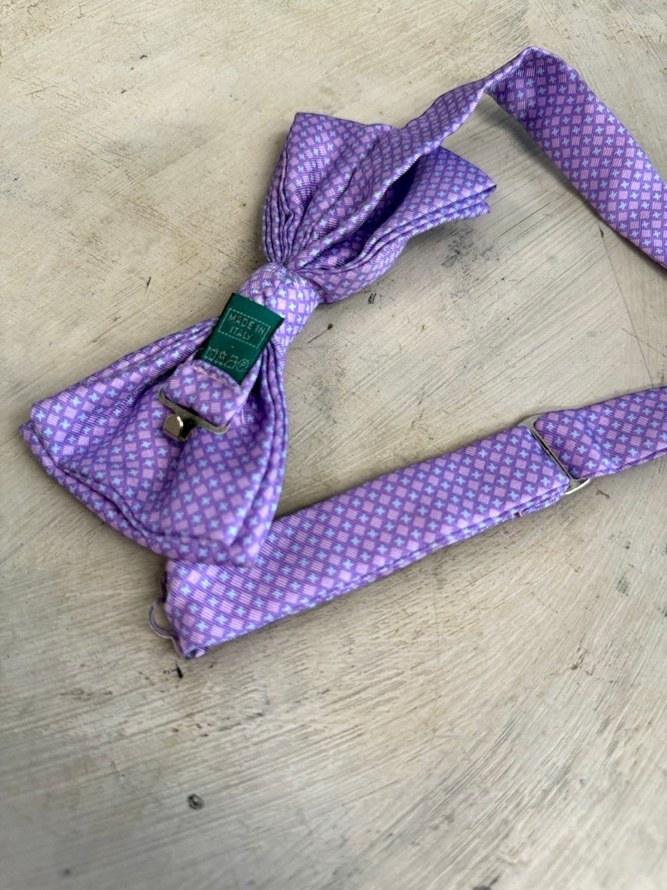 BERLIN VINTAGE CORNER lavender silk bow tie with a subtle purple geometric pattern. Adjustable strap.