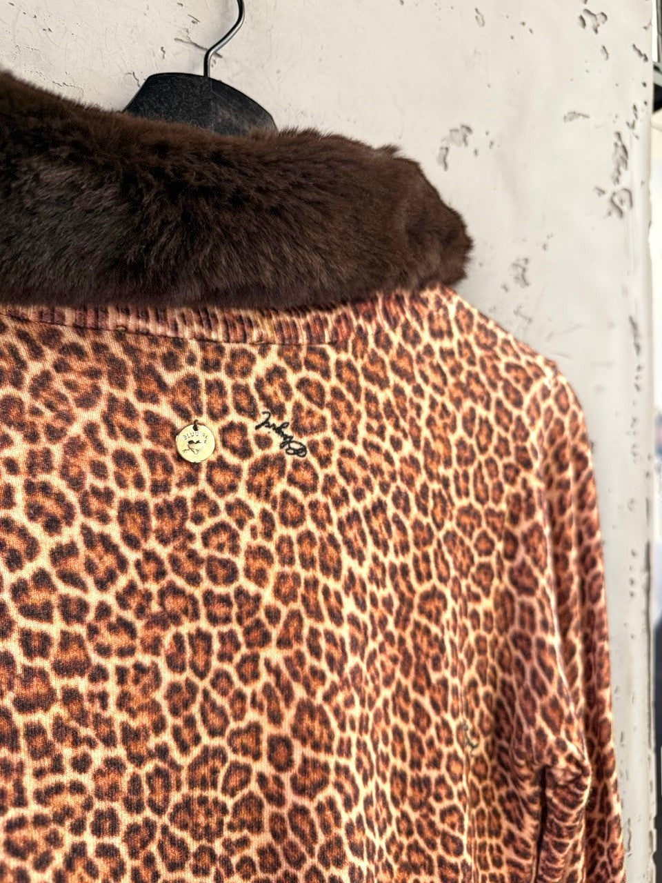 BERLIN VINTAGE CORNER Blugirl Blumarine leopard print knit cardigan with a plush dark brown faux fur collar and logo charm