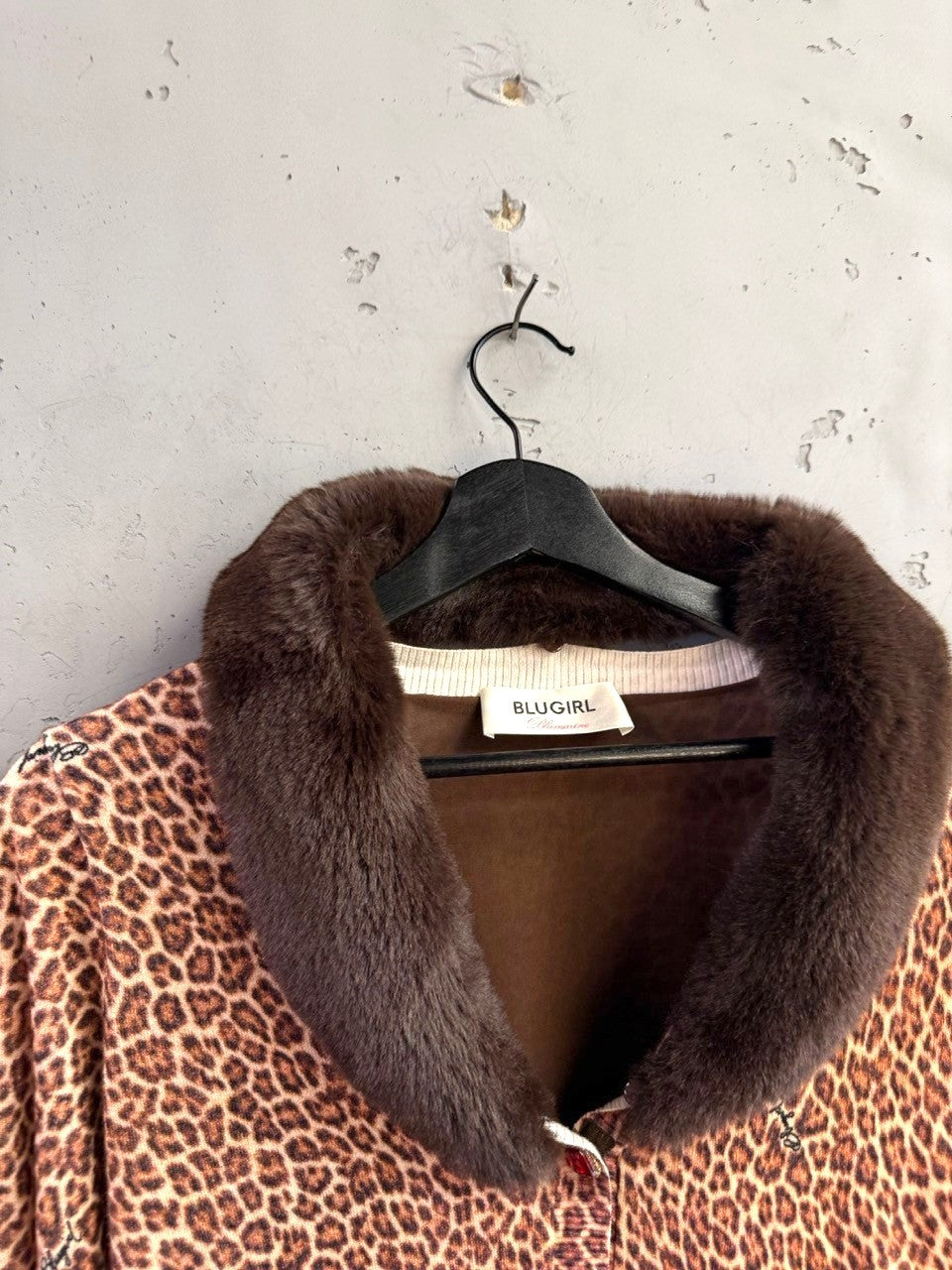 BERLIN VINTAGE CORNER Blugirl Blumarine leopard print cardigan with a plush dark brown faux fur collar on a hanger.